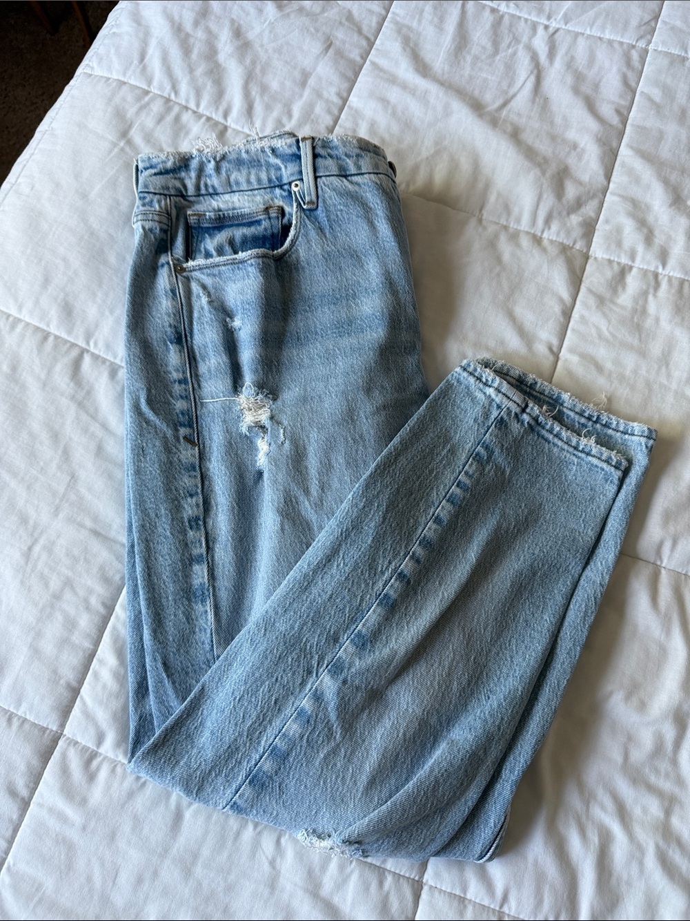 GOOD AMERICAN Light Wash Distressed Straight-Leg Jeans